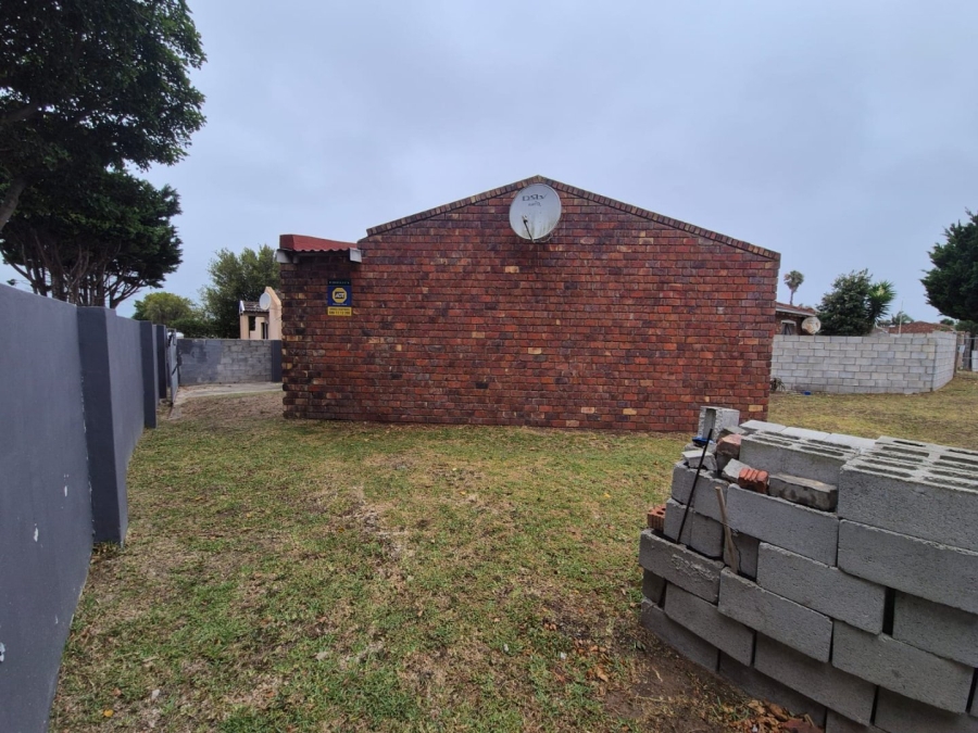 2 Bedroom Property for Sale in Overbaakens Eastern Cape